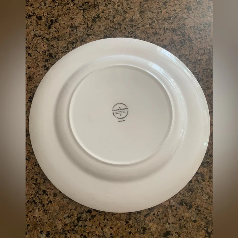 Johnson Brothers Blue Willow dinner plate. EUC, Vintage. - Picture 3 of 3